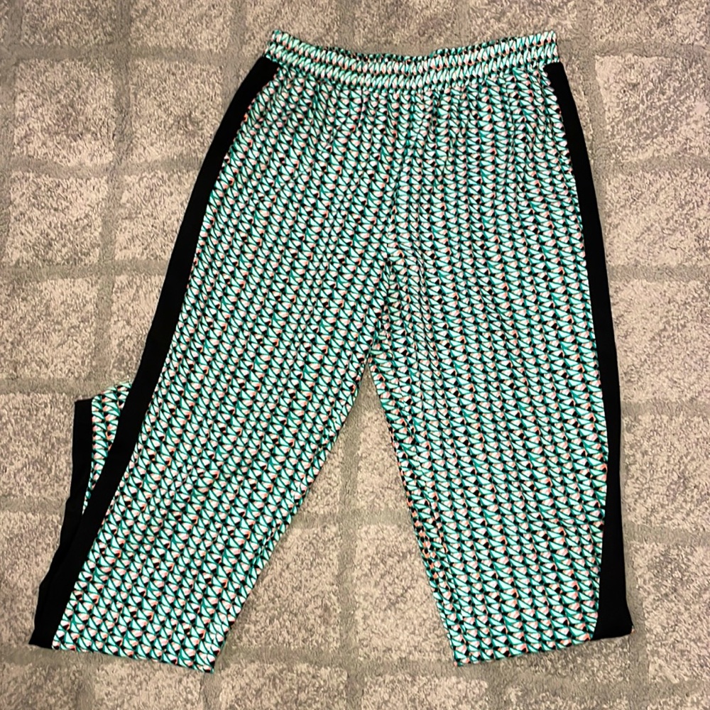 BCBGMaxazria 2 pocket pant in sea green and coral print with black side stripe